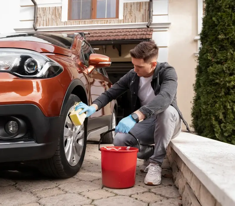 Lavage auto à domicile Couthures-sur-Garonne : professionnel intervenant sur un véhicule